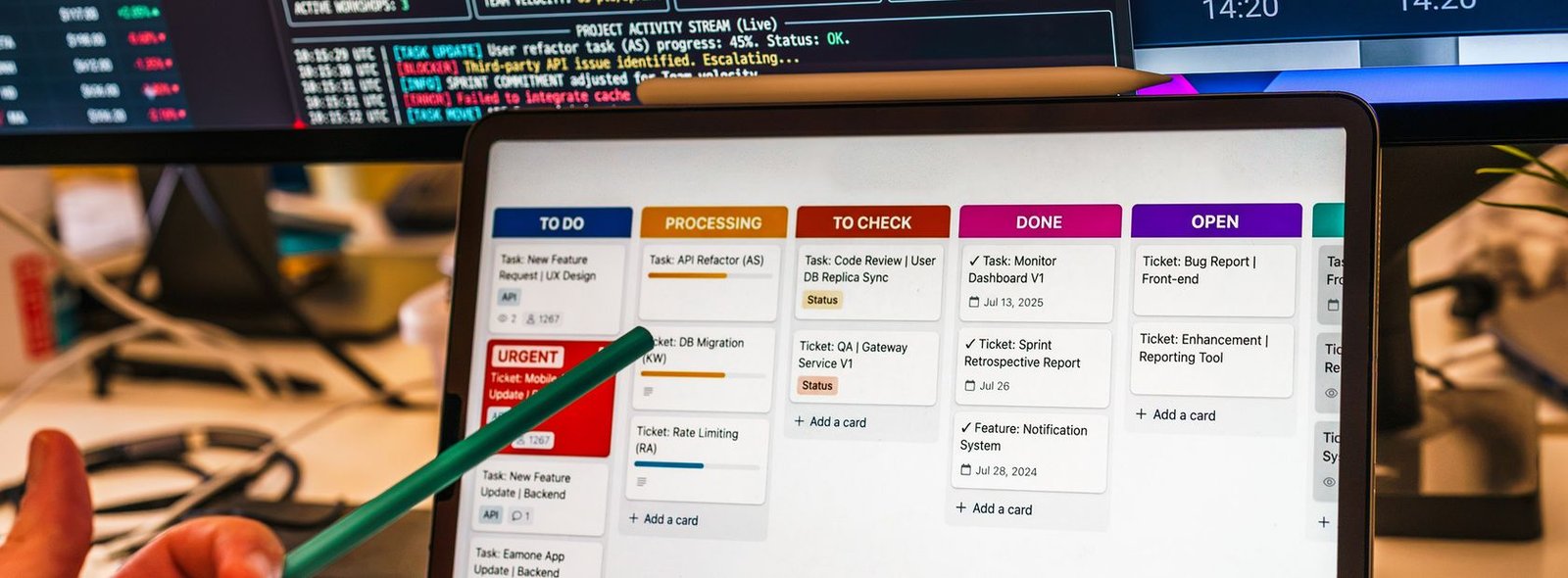 Pantalla con un tablero de seguimiento de tareas y estados de trabajo